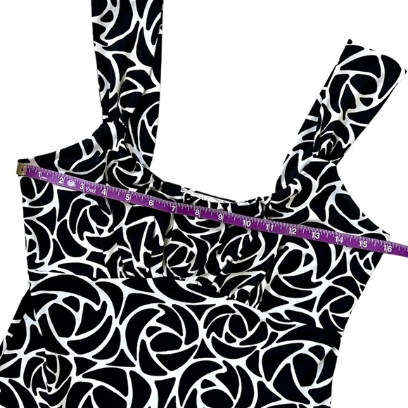 WHBM Black & White Sleeveless Silky Rosette Patterned Top Empire Waist Size XS - Picture 3 of 7